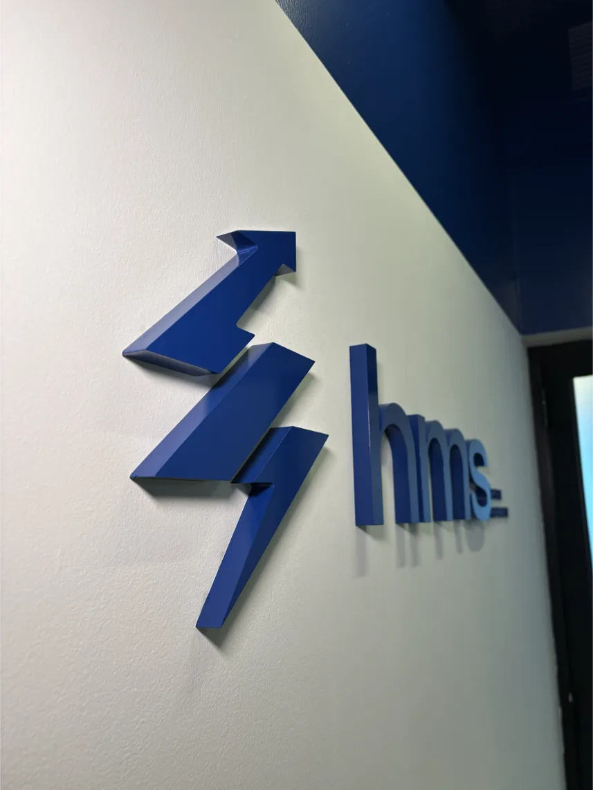 logo na parede (5)