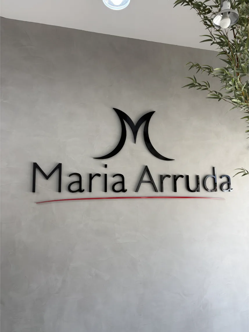 logo na parede (7)